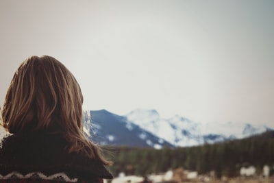 女人面临的山
